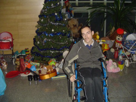 Honza Zdráhal ve vestibulu Českého rozlasu